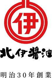 北伊醤油は明治30年創業、122年も続く日本有数の醤油蔵。福岡県の自然環境に恵まれた糸島半島で醤油を造っています。 化学調味料を一切使用しない製法で今もなお昔と変わらぬこだわりの製法を守っています。